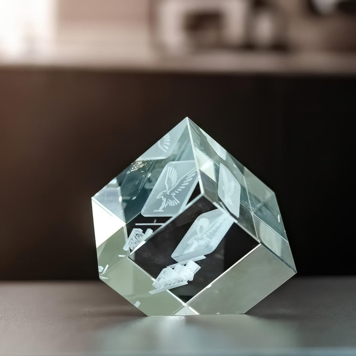 Glaskub med avskuret hörn i kristallglas sedd snett från sidan
