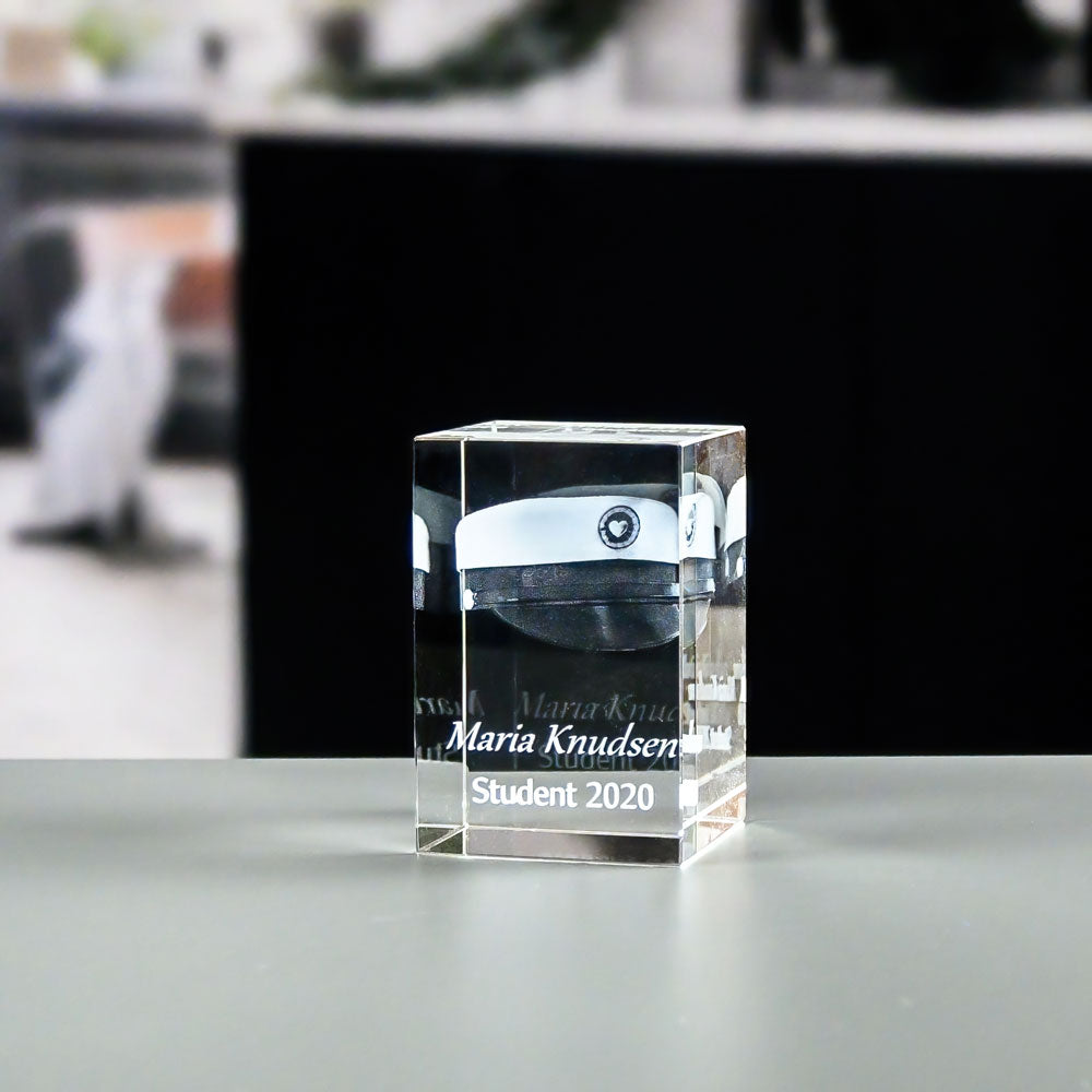 Rektangulär glasblock 6x6x9 cm med 3D-lasergraverad studentmössa och text