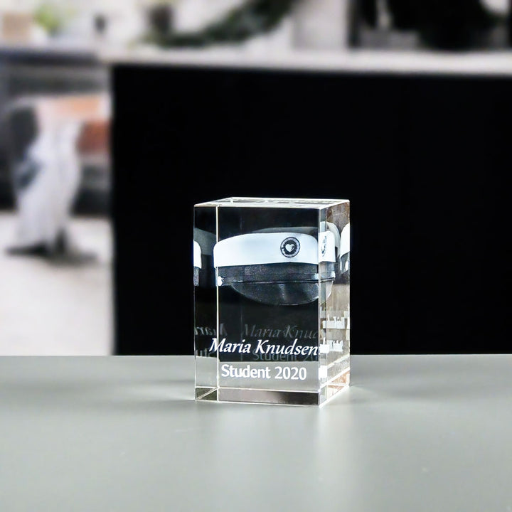 Rektangulär glasblock 6x6x9 cm med 3D-lasergraverad studentmössa och text