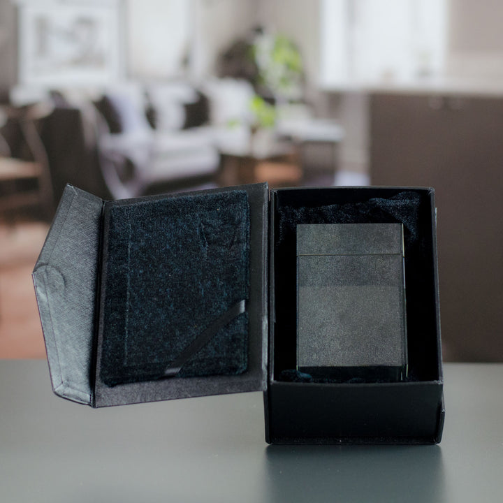 Rektangulär glasblock i öppen svart presentask