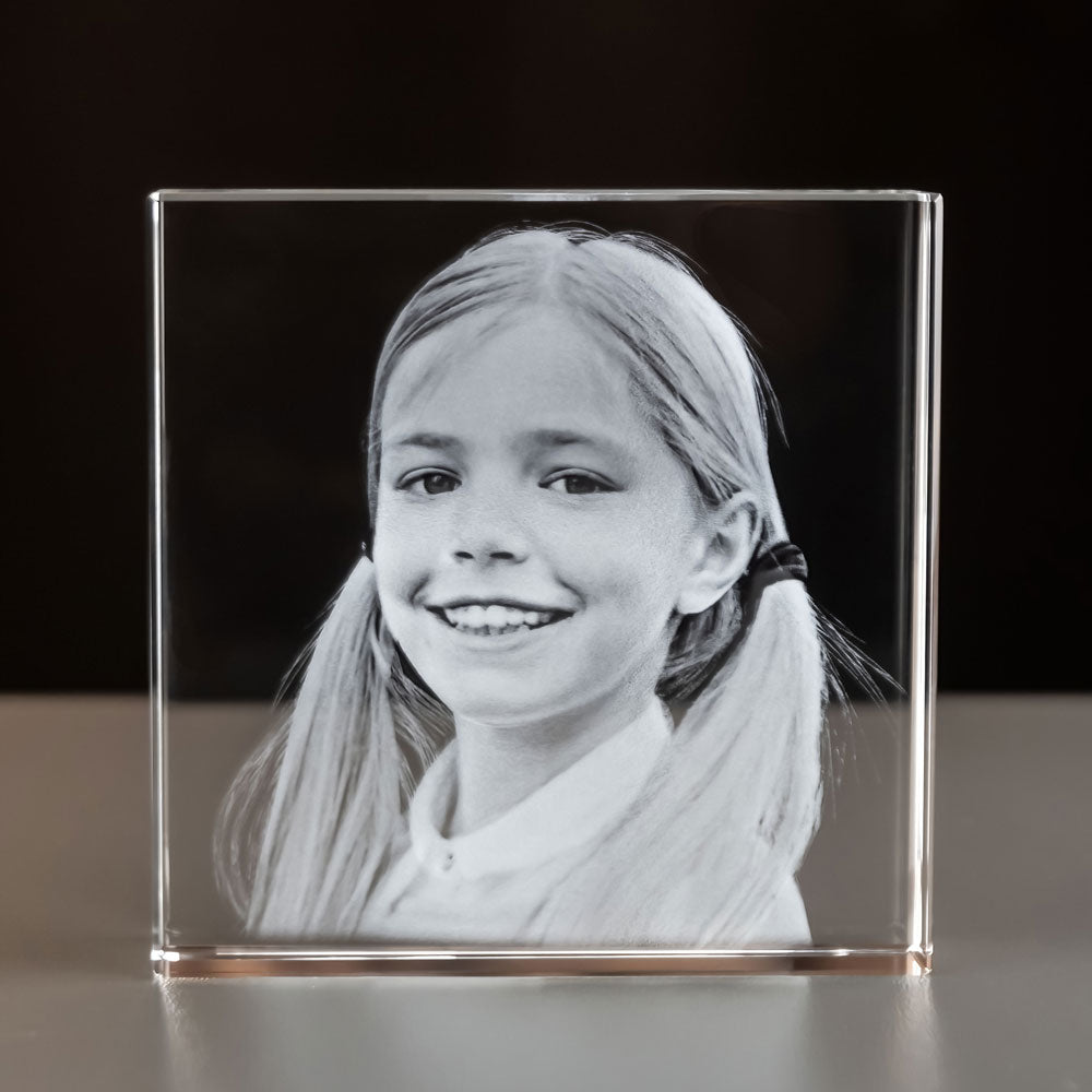 Kvadratisk glasblock 8x8 cm med 3D-lasergraverat porträtt av flicka med flätor