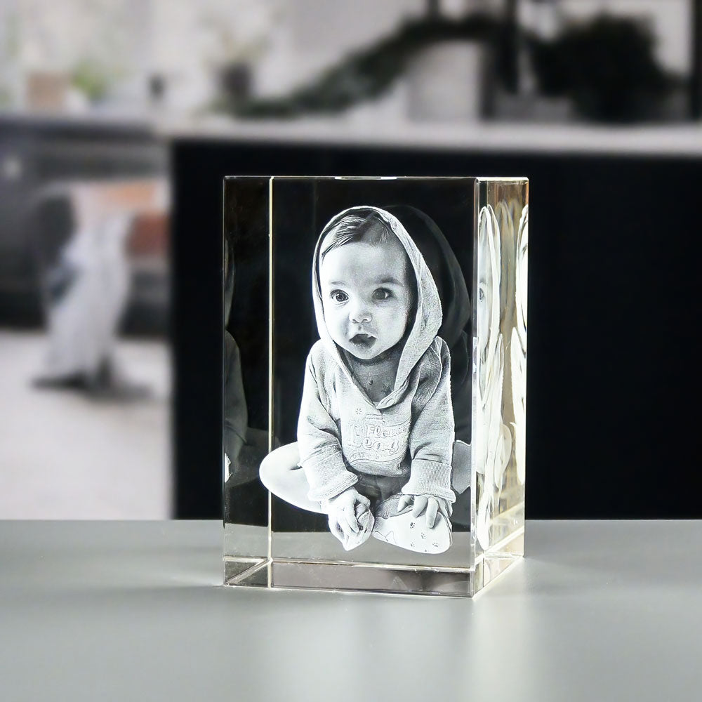 Rektangulär glasblock 8x8x12 cm med 3D-lasergraverat barn i huvtröja