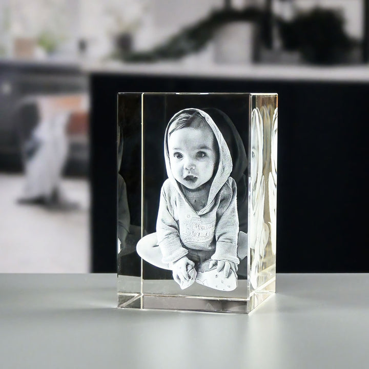 Rektangulär glasblock 8x8x12 cm med 3D-lasergraverat barn i huvtröja