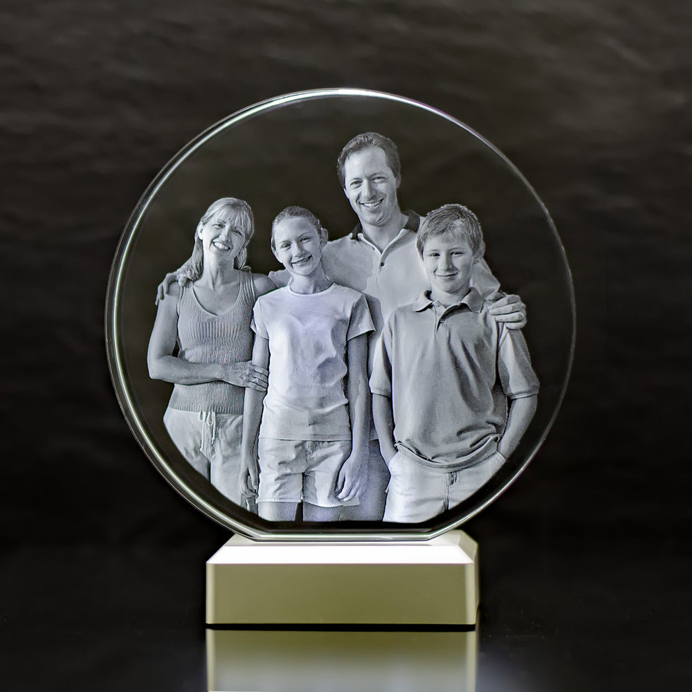 Rund glasblock i kristallglas med 3D-lasergraverad bebis, namn och födelsedata med ikoner