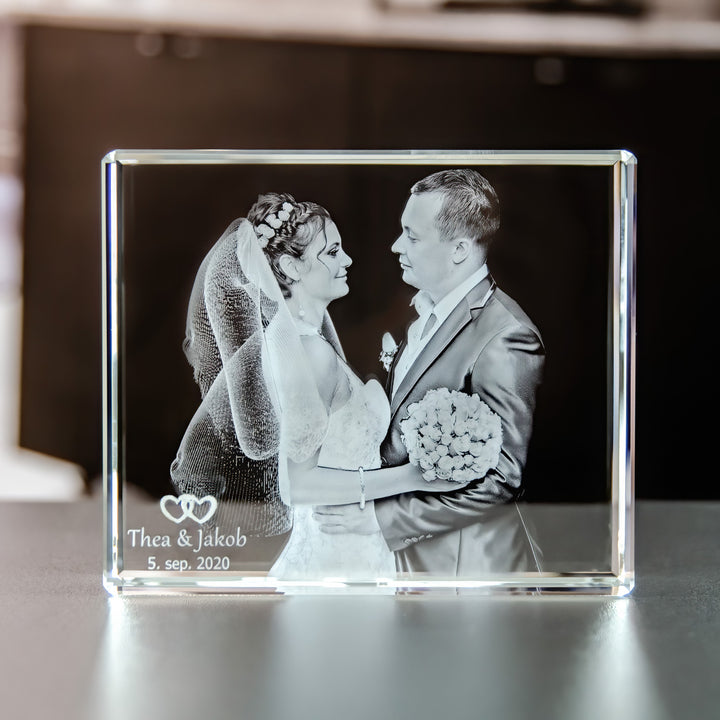 Liggande rektangulär glasblock med 3D-lasergraverat brudpar, namn och datum