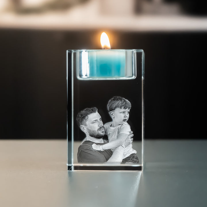 Värmeljushållare 5x5x8 cm med 3D-lasergraverad pappa och son och tänt blått värmeljus