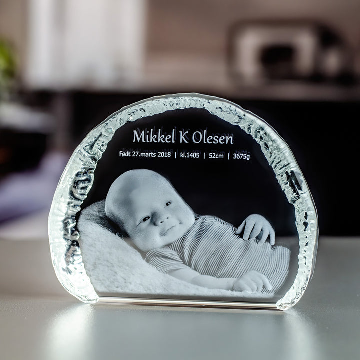Liten isbergsformad glasblock i kristallglas med 3D-lasergraverad nyfödd bebis och namn