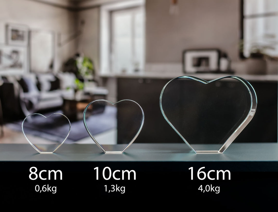Storleksöversikt över stående glashjärtan 8 cm, 10 cm och 16 cm med vikt