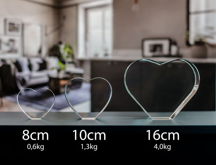 Storleksöversikt över stående glashjärtan 8 cm, 10 cm och 16 cm med vikt