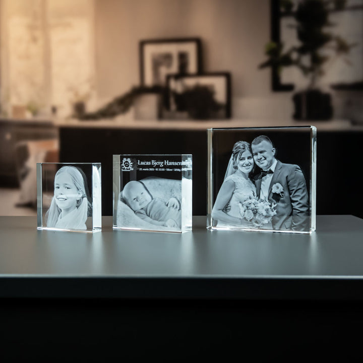 Tre kvadratiska glasblock i olika storlekar sida vid sida