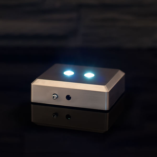 Batteriljusbas 6x6 cm i metall med tänt vitt LED-ljus