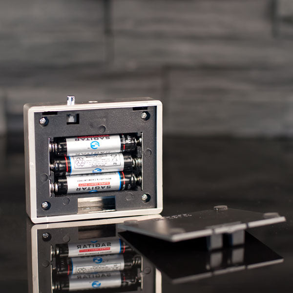 Öppet batterifack med 3 AAA-batterier i batteriljusbas 6x6 cm