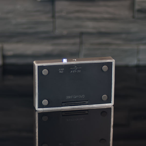 Undersidan av batteriljusbas 6x10 cm med batterilock
