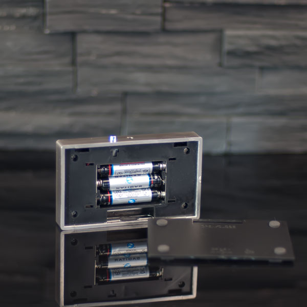 Öppet batterifack med 3 AAA-batterier i batteriljusbas 6x10 cm
