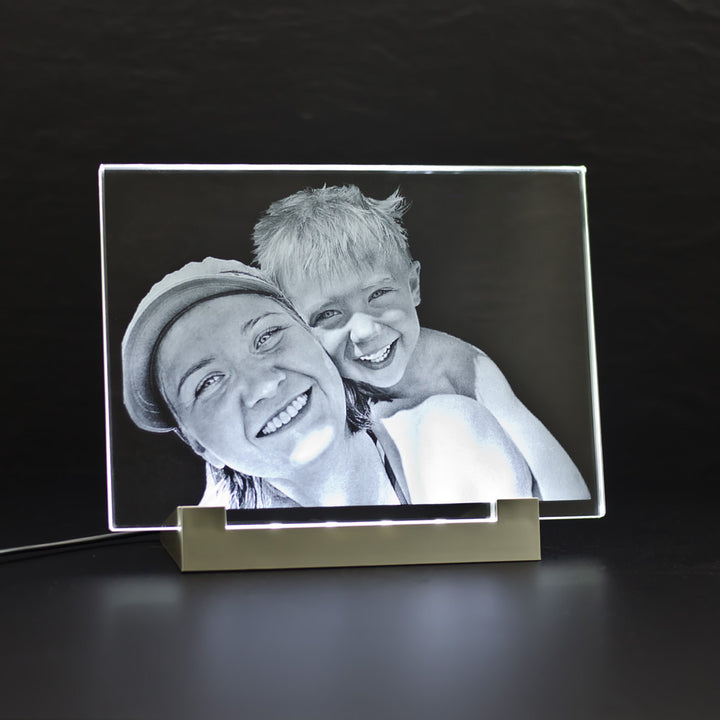 Fotoram i kristallglas med 2D-lasergraverat foto av pappa och son på ljusfot
