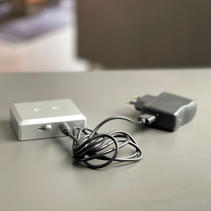 Strömadapter med kabel ansluten till ljus batteriljusbas