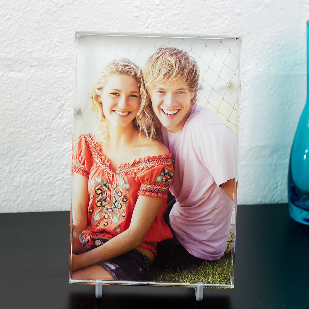 Printglas med färgtryck av leende par