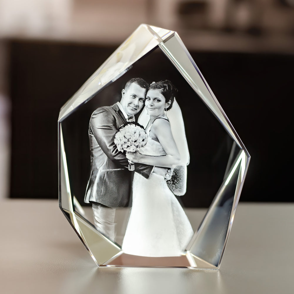 Hög isbergsformad glasblock i kristallglas med 3D-lasergraverat brudpar sett framifrån