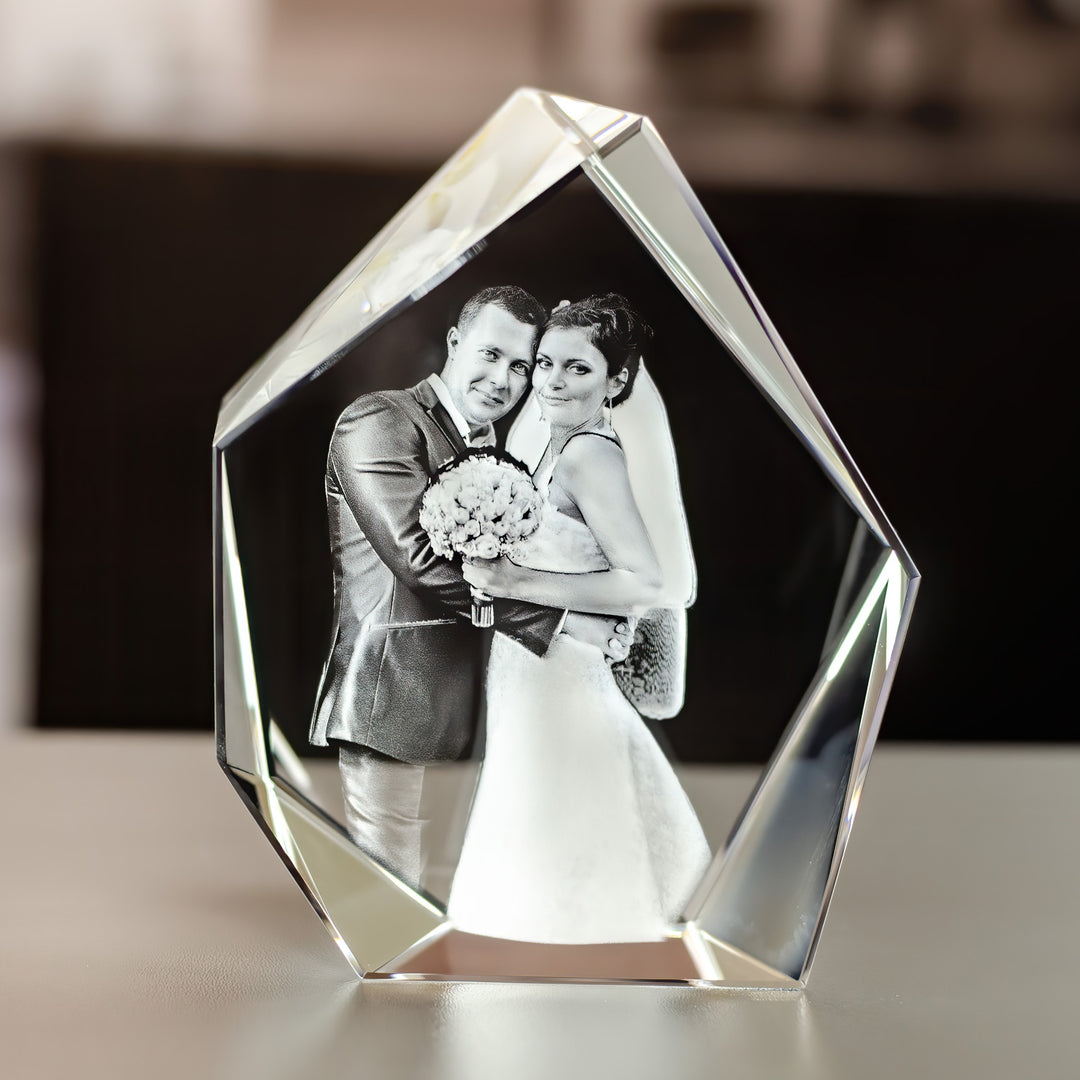 Hög isbergsformad glasblock i kristallglas med 3D-lasergraverat brudpar sett framifrån