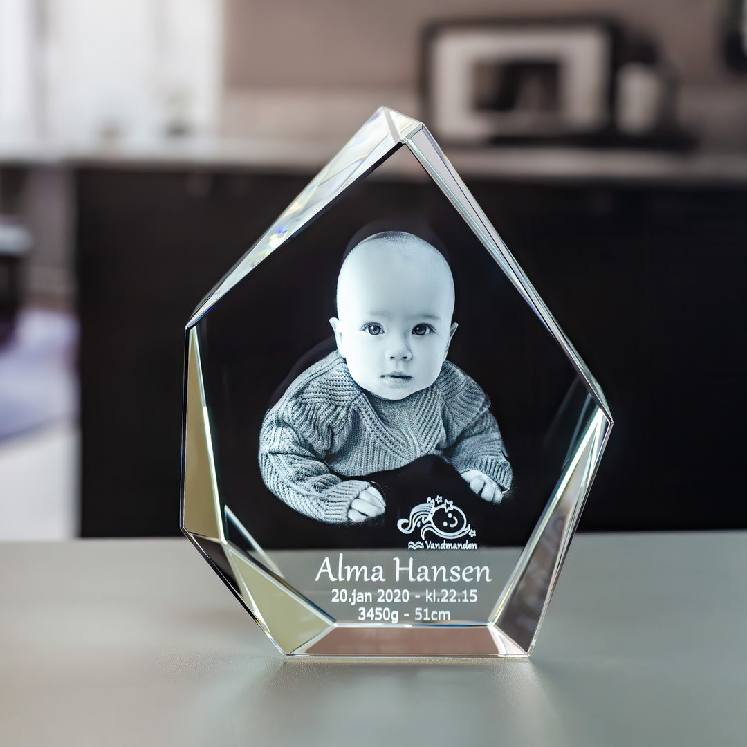 Hög isbergsformad glasblock med 3D-lasergraverad bebis, namn och födelsedata