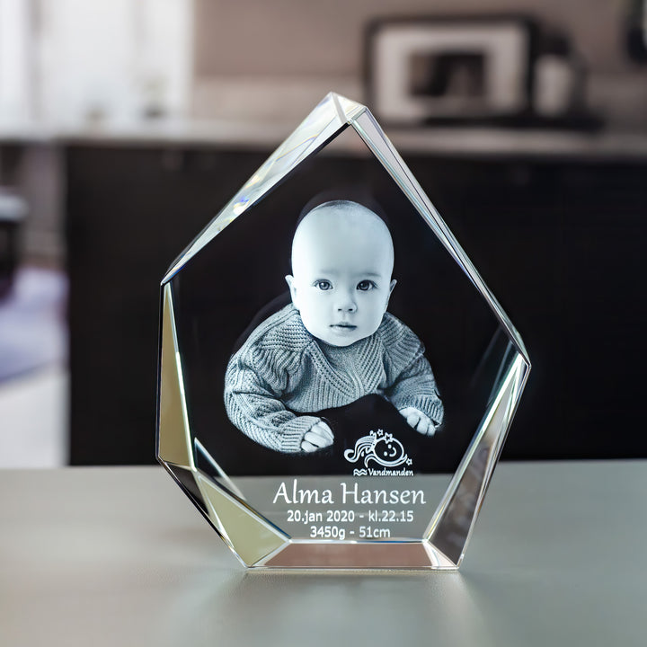 Hög isbergsformad glasblock med 3D-lasergraverad bebis, namn och födelsedata