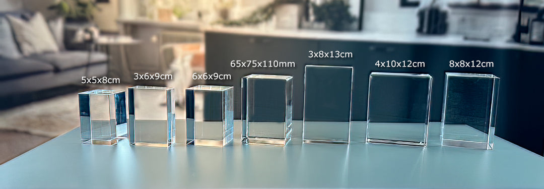 Rektangulära glasblock i kristallglas i alla storlekar uppställda på rad