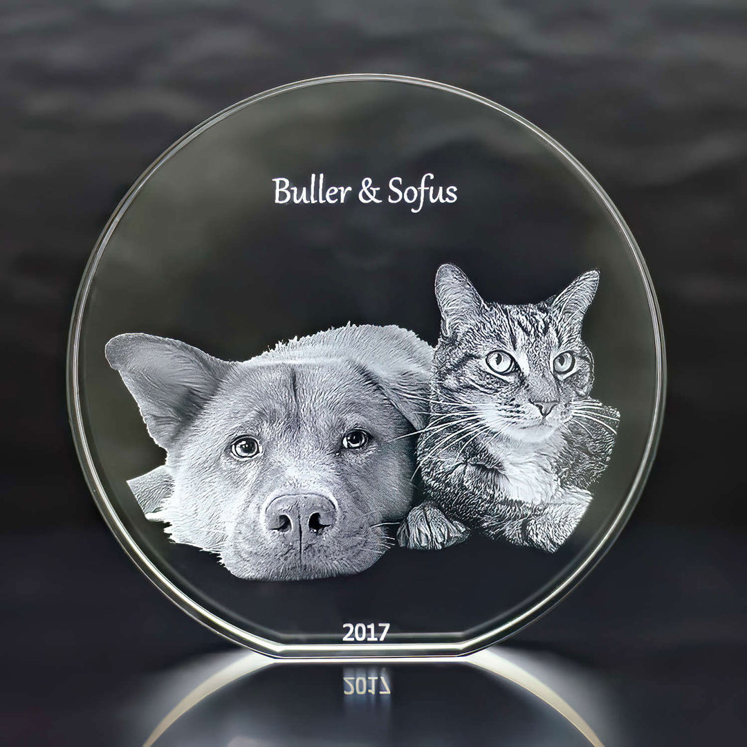 Rund glasblock med 3D-lasergraverad hund och katt, namn och årtal